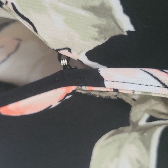 WHBM Tank top, bottom band, cross over style, Medium - Picture 4 of 4